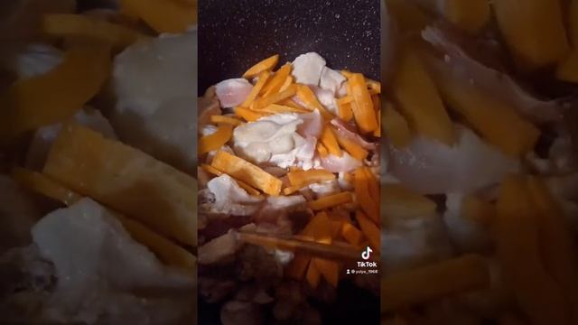 Тушеная картошка с куриной грудкой и овощами смотреть онлайн