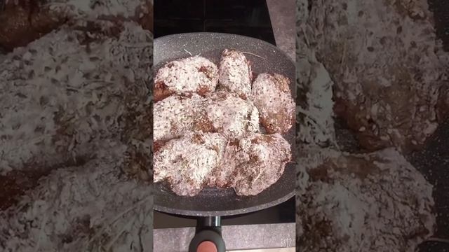 СТЕЙКИ ИЗ ГОВЯЖЬЕЙ ПЕЧЕНИ С КАРТОЫЕЛЬНЫМ ПЮРЕ смотреть онлайн