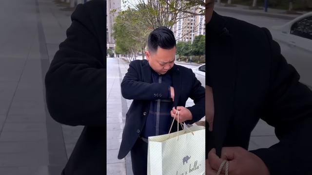 女大学生急需钱回家，捡到巨额钱包却还给了失主，这样也太好了！【建哥哥导演】 смотреть онлайн