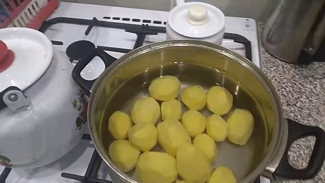 Отварная картошка вкусной селедкой???? смотреть онлайн