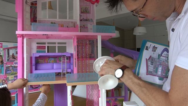 София и папа собирают 3-х Этажный Дом Мечты Барби смотреть онлайн