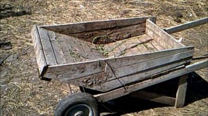 Самодельная деревянная тачка.:Homemade wooden truck.