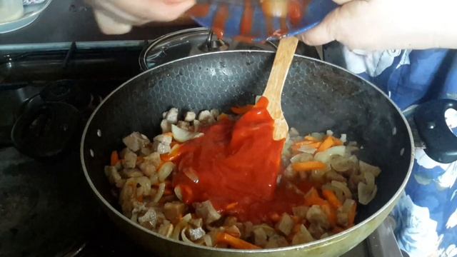 НУ ОЧЕНЬ ВКУСНЫЙ ГУЛЯШ ИЗ СВИНИНЫ. И первое и второе. Очень нежный и вкусный. Вкуснятка для мужа