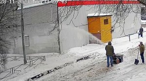 Снегоуборщик Yanis Yéti PE26DHL убирает двухдневный вал из-под трактора.