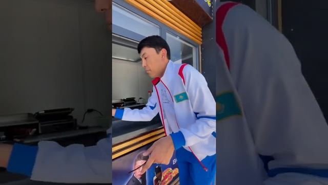 25 тіл білетін Нуркен актер мен Жандос Самалбеков???меховая 8/1