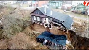 Нижегородской области Сход грунта разорвал два дома пополам в силе Караулово.