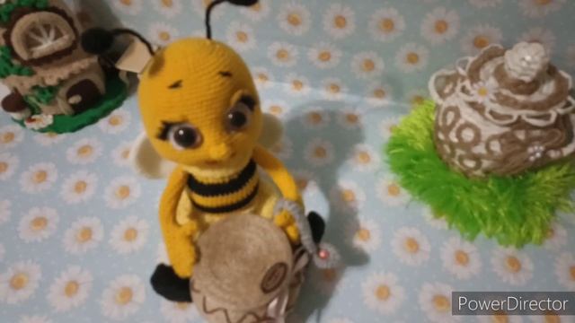 новая игрушка, полосатик Жужик... пчёлка и горшочек с мёдиком... смотреть онлайн