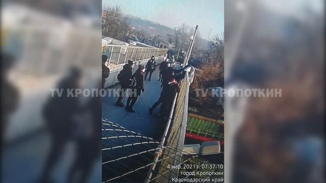 Спасение девушки на железнодорожном мосту в Кропоткине смотреть онлайн