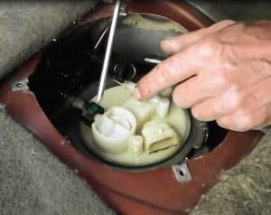 2 ч. Самостоятельная Замена Электробензонасоса в ВАЗ Калине