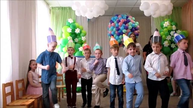 У САДОЧКУ ВИПУСКНИЙ.  КОМПОЗИЦІЯ МАЛИШІ КАРАНДАШІ