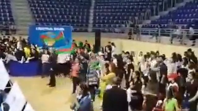 АЗЕРИ танцуют под АРМЯНСКУЮ музыку!!!)) смотреть онлайн