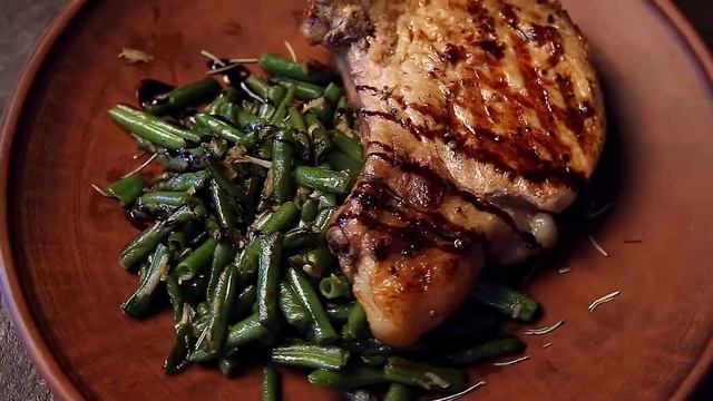 Свиная корейка на гриле с стручковой фасолью - Ресторан "U Čehov" смотреть онлайн
