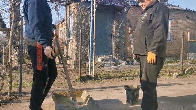 Ужас, бедные птицы. Зачем так делать. Бетанируем столбики на забор. Жизнь простых людей. смотреть онлайн