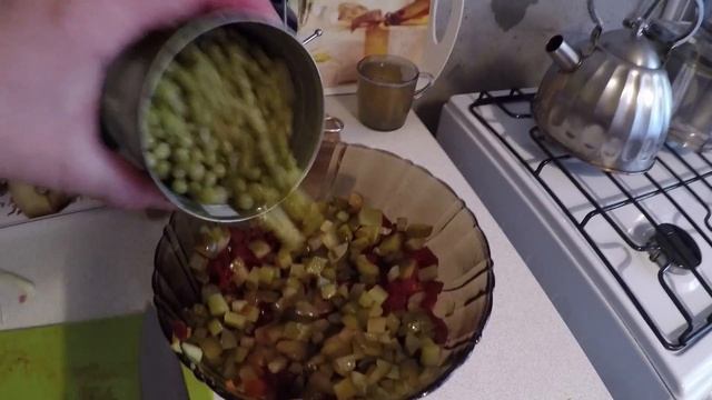 КАК ПРИГОТОВИТЬ ВИНЕГРЕТ с СОЛЕНЫМИ ОГУРЦАМИ И ЗЕЛЕНЫМ ГОРОШКОМ смотреть онлайн
