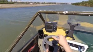 Лодка Крым-М под дистанцией на моторе Suzuki DF9.9BS