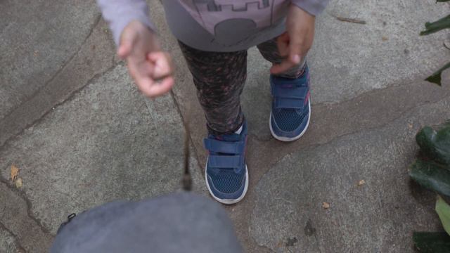 Вивви в гостях у бабочек и АКУЛ / Little Vivvi visiting butterfly house смотреть онлайн