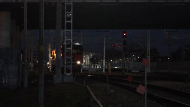 Тепловоз ТЭП70-0123 выполняет манёвр. смотреть онлайн