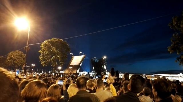 Канатоходец над Дворцовым мостом День рождения Санкт-Петербург 315лет смотреть онлайн