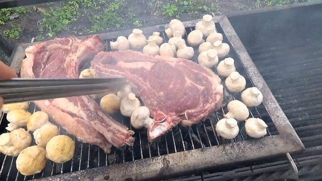 Стейк на углях + десерт: жаренные бананы с шоколадом смотреть онлайн