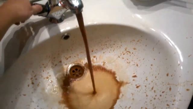 Такая вода течет в п. Ленинский Тульской области из крана практически каждый день. смотреть онлайн