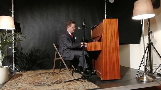 Я милого узнаю по походке, он носит серые штаны. Слова Юрия Морфесси. Исполняет Мацей Клоциньский смотреть онлайн