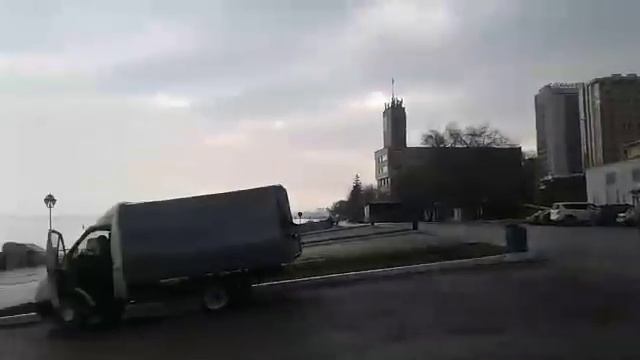 На Набережной Космонавтов перевернулся автокран смотреть онлайн