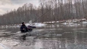 Горная рыбалка на хариуса на мушку. Ловля хариус на спиннинг в ноябре. Рыбалка в Сибири в тайге.