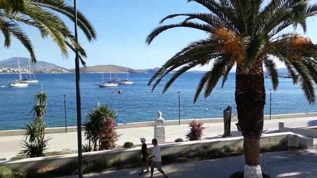 Солнечная набережная в Саранде в Албании. Панорама смотреть онлайн
