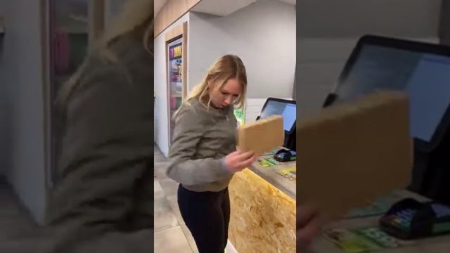 Ловко поменял ей кашелёк ??????