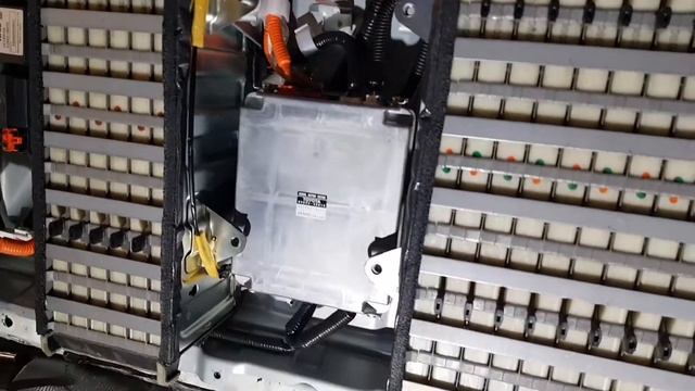 Lexus RX400h 2008 | Вскрыл отсек ВВБ, состояние моей ВВБ, почистил вентиляторы смотреть онлайн