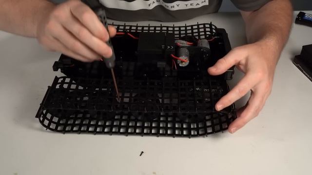 Reviewing the Kyosho Trail King Tank Track R/C Vehicle смотреть онлайн