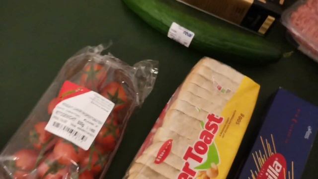 Закупка продуктов перед праздниками на 52 евро Дюссельдорф смотреть онлайн