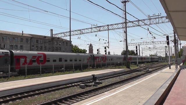 Тепловоз ЧМЭ3 с составом пассажирский вагонов на главном вокзале Волгограда смотреть онлайн