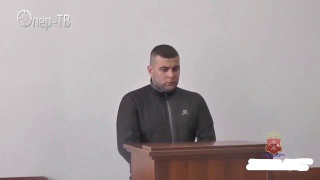 Мужчина оделся в полицейскую форму и обнимал прохожих смотреть онлайн