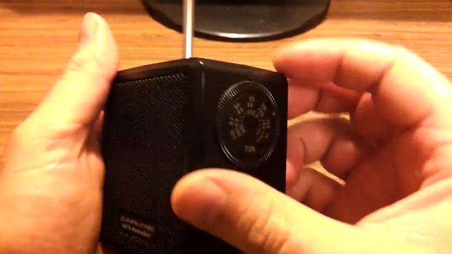 FM радиоприёмник с солнечной батареей и генератором смотреть онлайн