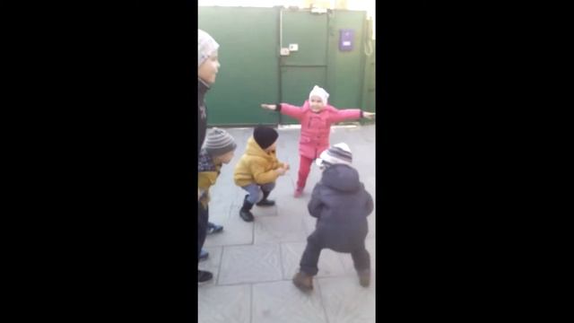 Позитивия 02 11 2018 Игра 'Ёлочки пенёчки' на свежем воздухе воспитатель Инна Васильева смотреть онлайн