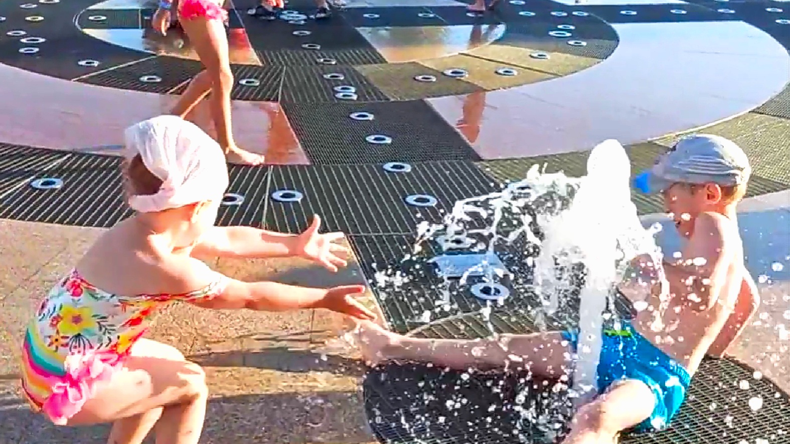 Настя_играет_у_фонтана_ смотреть онлайн