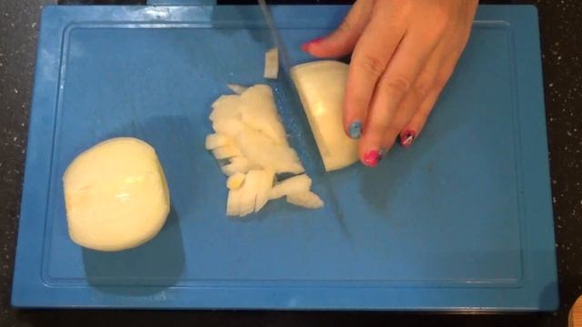 Домашние тефтели с рисом и подливкой на сковороде. Сочные "ежики" в соусе - очень просто и вкусно смотреть онлайн