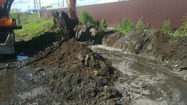 Работа экскаватора Doosan рыть канавы. Excavator Doosan