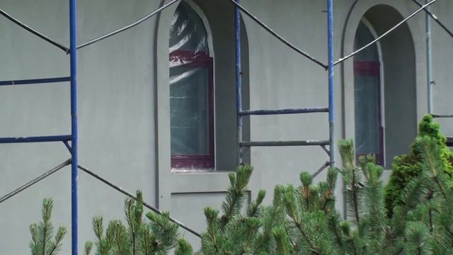 Яркие цвета на фасаде дома, грунтуем основание крашенной грунтовкой Ceresit CT 16 смотреть онлайн