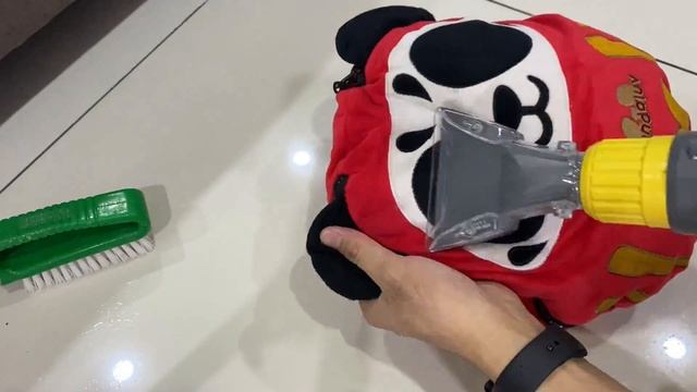 Deep cleaning car seat with Kärcher Puzzi 8 spray extractor on carpet and fabric surface. Link?? смотреть онлайн