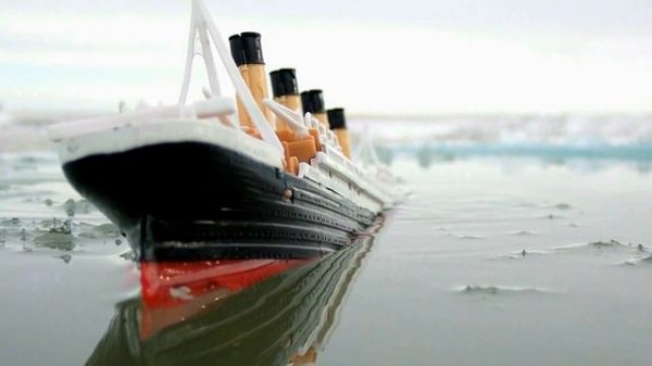 Titanic Model sinks and splits!