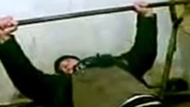 Как правильно делать жим лежа (учитесь качки) смотреть онлайн