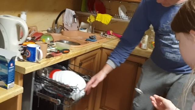 Надежды не оправдались?Теперь папа моет посуду