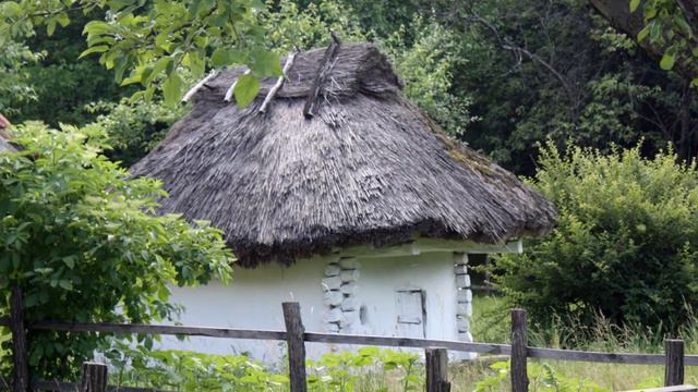 Музей народної архітектури та побуту Середньої Наддніпря́нщини смотреть онлайн