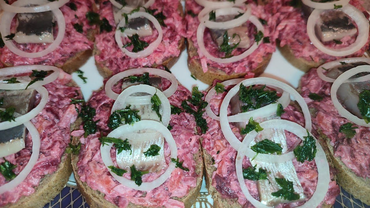 Закусочные БУТЕРБРОДЫ С СЕЛЬДЬЮ. /Snack SANDWICHES WITH HERRING. смотреть онлайн