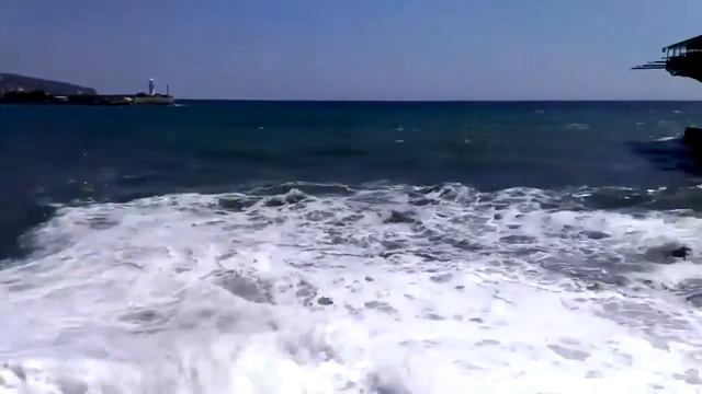 Красивую девушку чуть не смыло волной в Ялте!!! смотреть онлайн