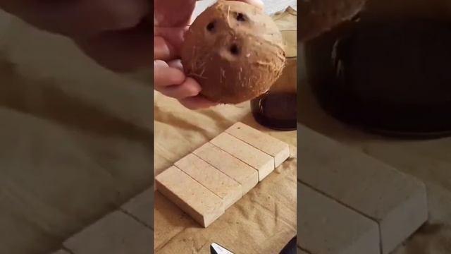 Простой метод открывания кокоса ? #кокос #молоток #простойрецепт #coconut #simplemethod смотреть онлайн