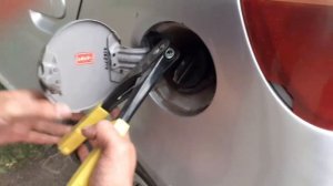 Правильно закрепить лючок бензобака на Тойоте / простой и быстрый способ крепления лючка бензобака