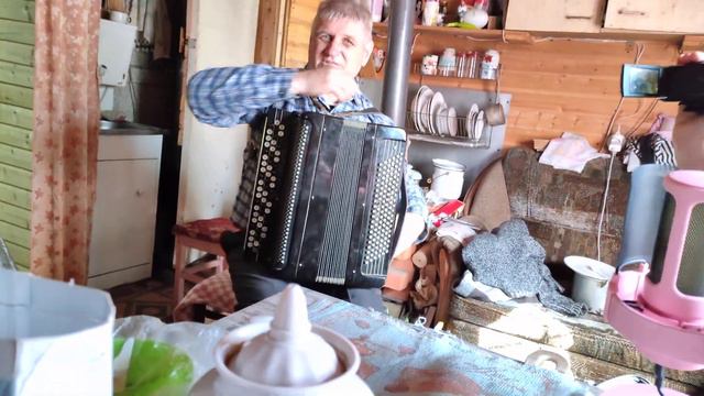 В гостях у баяниста Михаила в деревянном доме. Тульский баян в руках хозяина дома в Старой Ладоге. смотреть онлайн